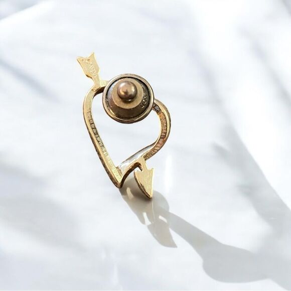 Vintage AVON Goldplated Cupids Heart Arrow Pin. - Picture 2 of 2